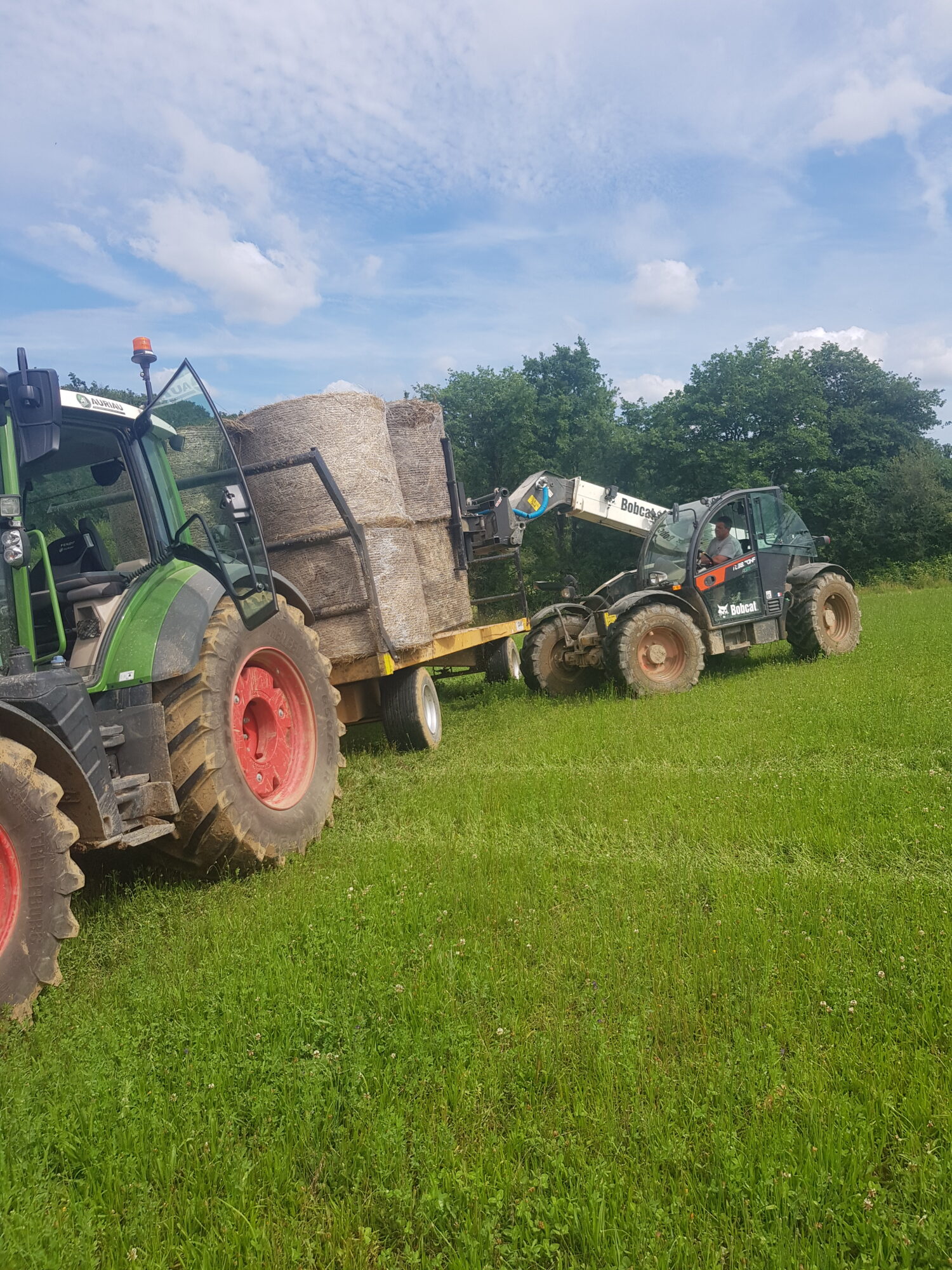 Ferme de la Potière – tracteur dans les champs